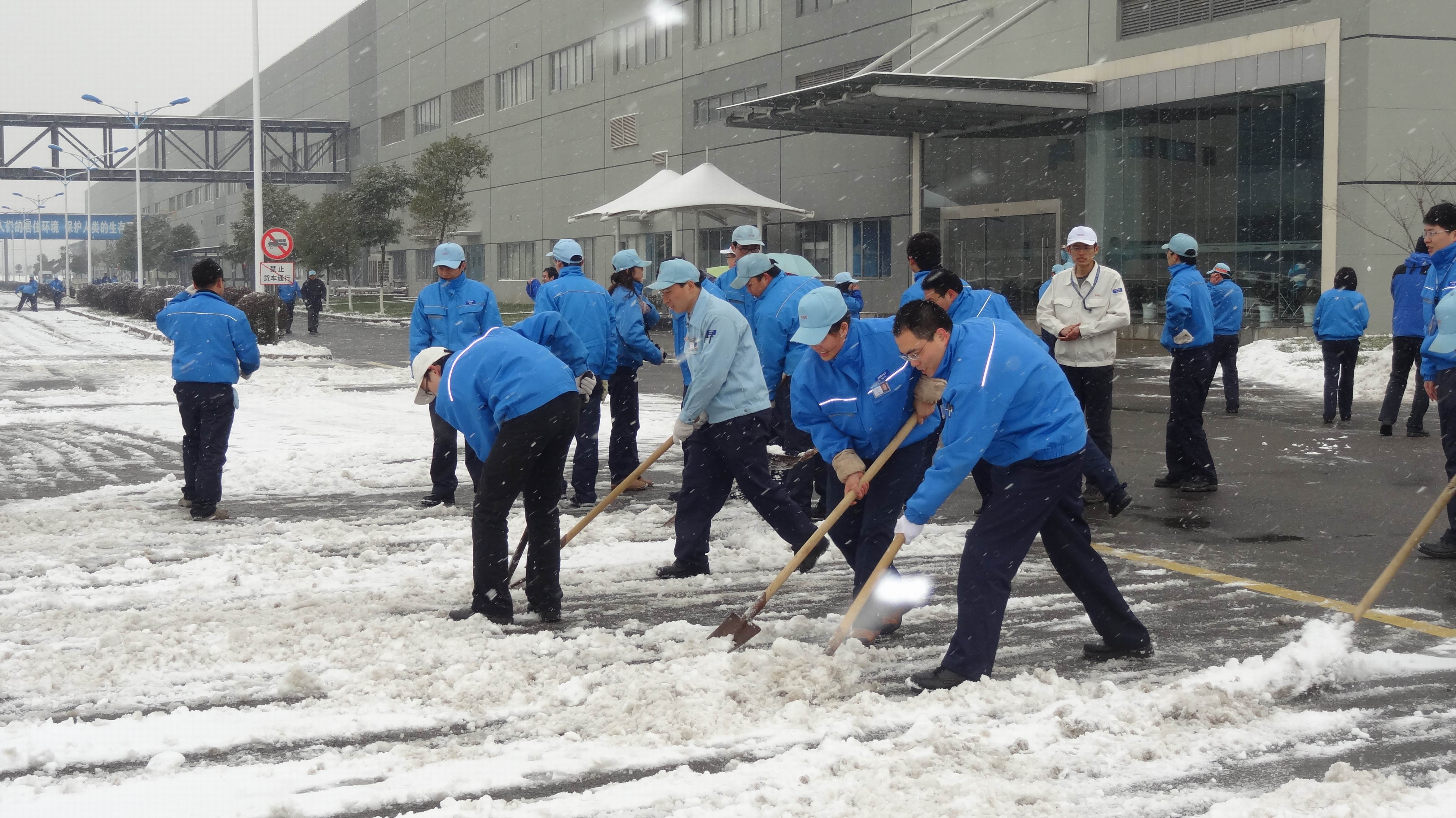 南昌海立党、团员带头开展扫雪活动