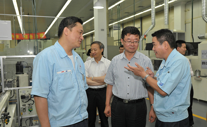 6月20日，工信部韩俊副司长、上海市经信委技术进步处处长张英来海立集团参观、调研，并就企业科技创新、知识产权等郭总进行了交流。海立集团郭总、李总、上海日立魏德清进行了接待。